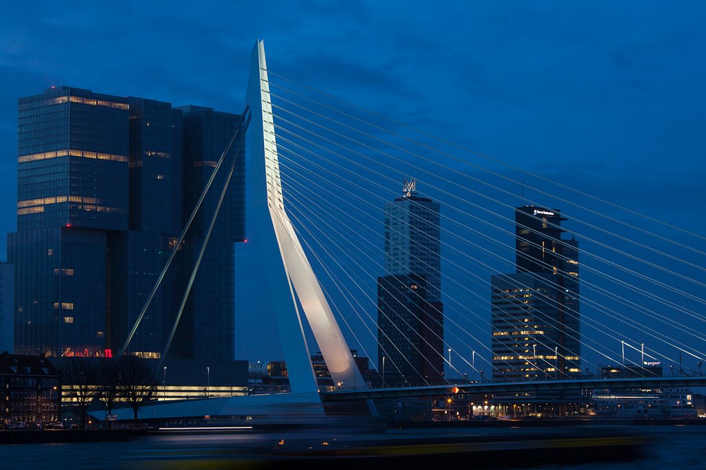 Erasmusbrug tijdens het blauwe uurtje