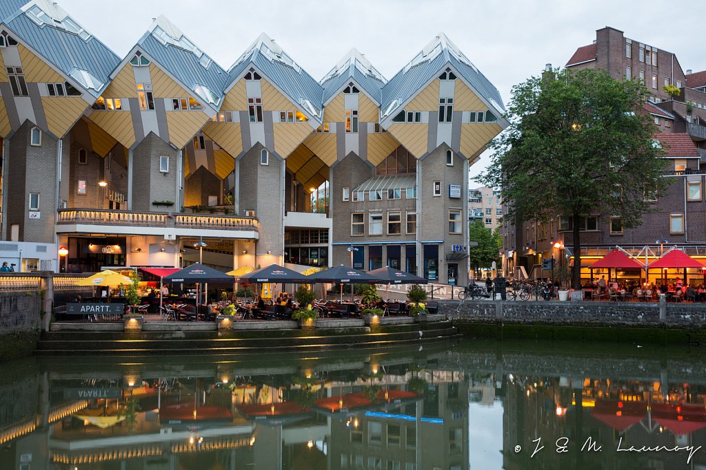 Terrasjes onde de kubuswoningen van Piet Blom